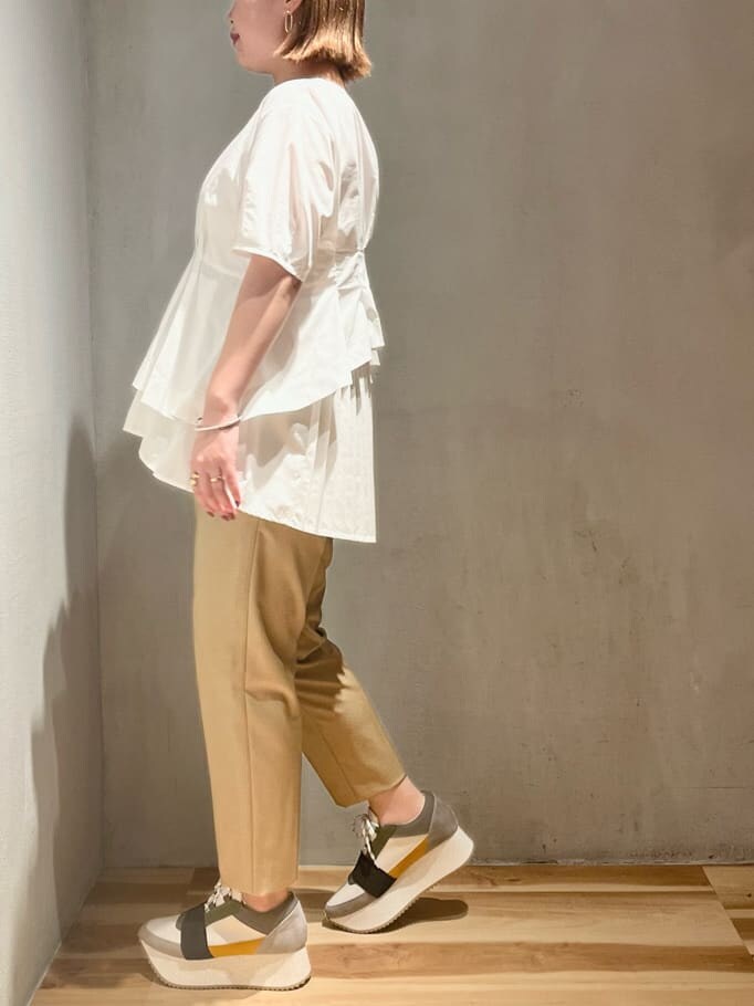 ベージュ系のスニーカー、ベージュ系のその他パンツ、ホワイト系のシャツ/ブラウスを着用したレディースの夏コーディネートの2枚目の写真