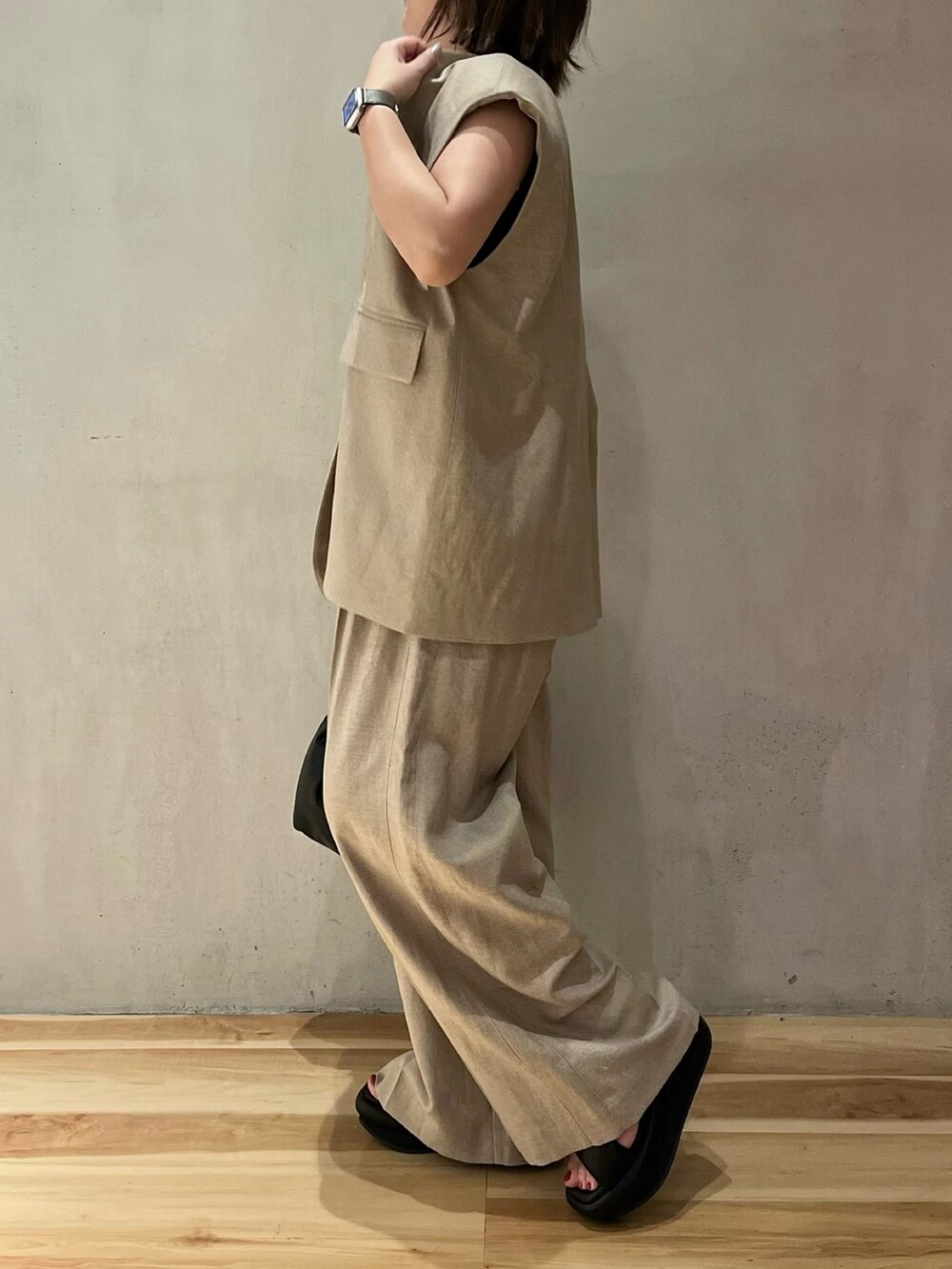 ベージュ系のテーラードジャケット、ベージュ系のその他パンツ、ブラック系のサンダルを着用したレディースの春コーディネートの2枚目の写真