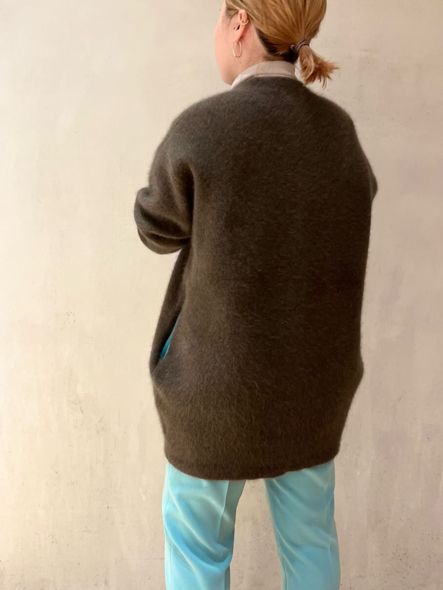 ブルー系のその他パンツ、ベージュ系のショルダーバッグ、ベージュ系のその他アウターを着用したレディースの秋コーディネートの6枚目の写真