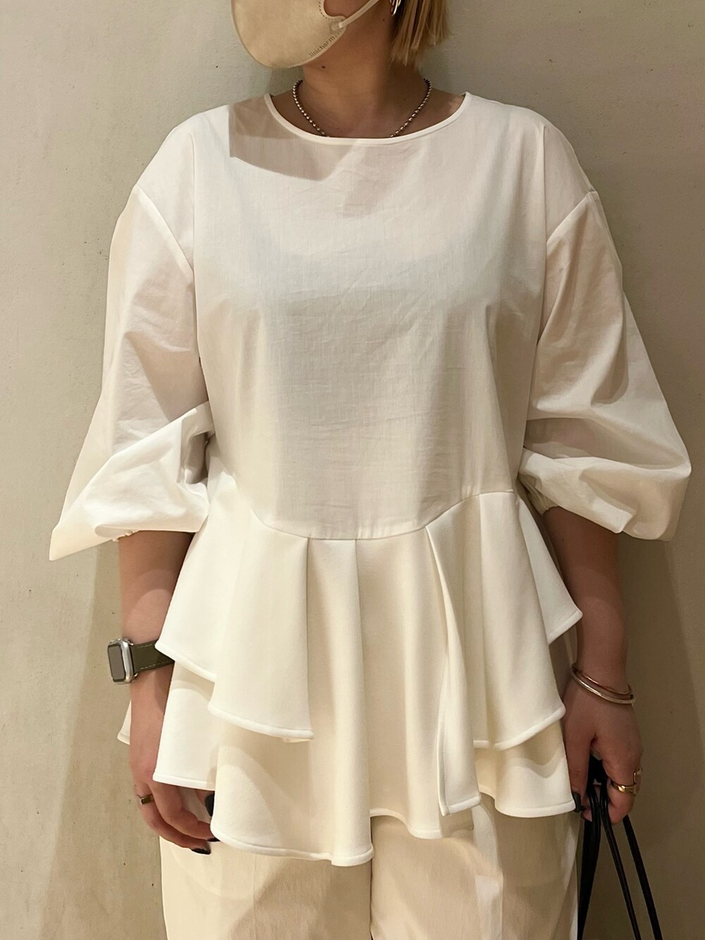 ホワイト系のシャツ/ブラウス、ホワイト系のその他パンツ、ピンク系のサンダルを着用したレディースの春コーディネートの5枚目の写真