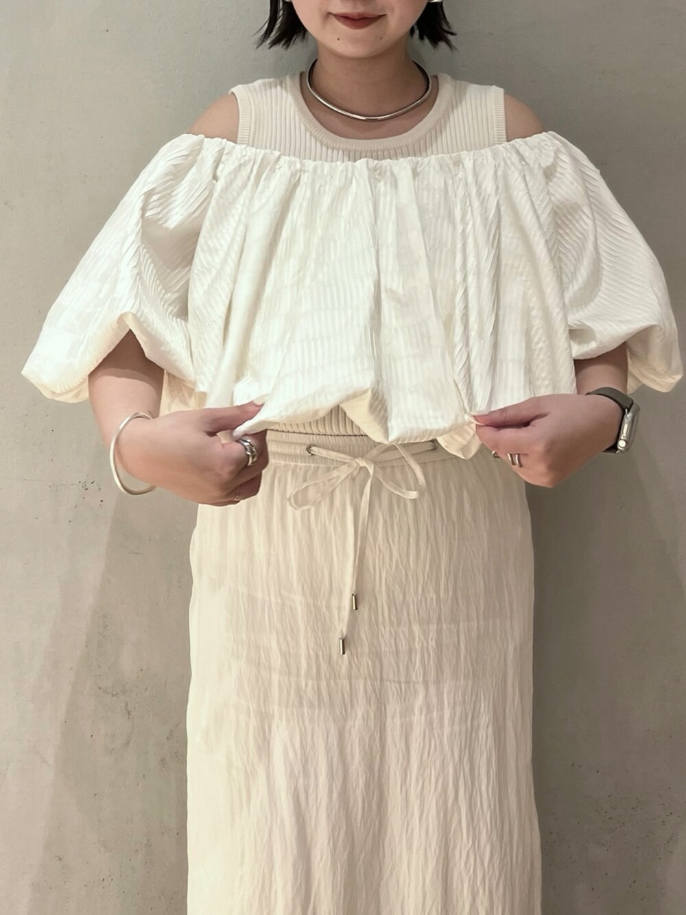 ホワイト系のシャツ/ブラウス、ホワイト系のスカートを着用したレディースの夏コーディネートの5枚目の写真