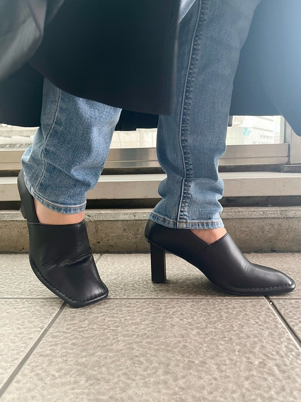 ホワイト系のシャツ/ブラウス、ブラック系のノーカラーコート、ブラック系のパンプスを着用したレディースの春コーディネートの9枚目の写真