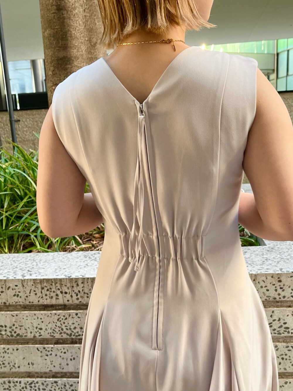 ベージュ系のワンピース、ベージュ系のテーラードジャケット、ブラック系のハンドバッグを着用したレディースの冬コーディネートの8枚目の写真