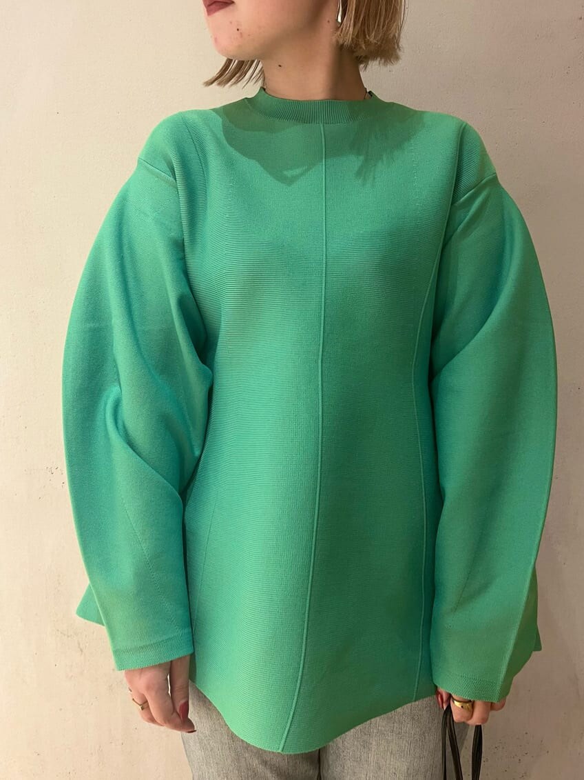 ブルー系のデニムパンツ、ブルー系のデニムパンツ、グリーン系のニット/セーターを着用したレディースの秋コーディネートの5枚目の写真