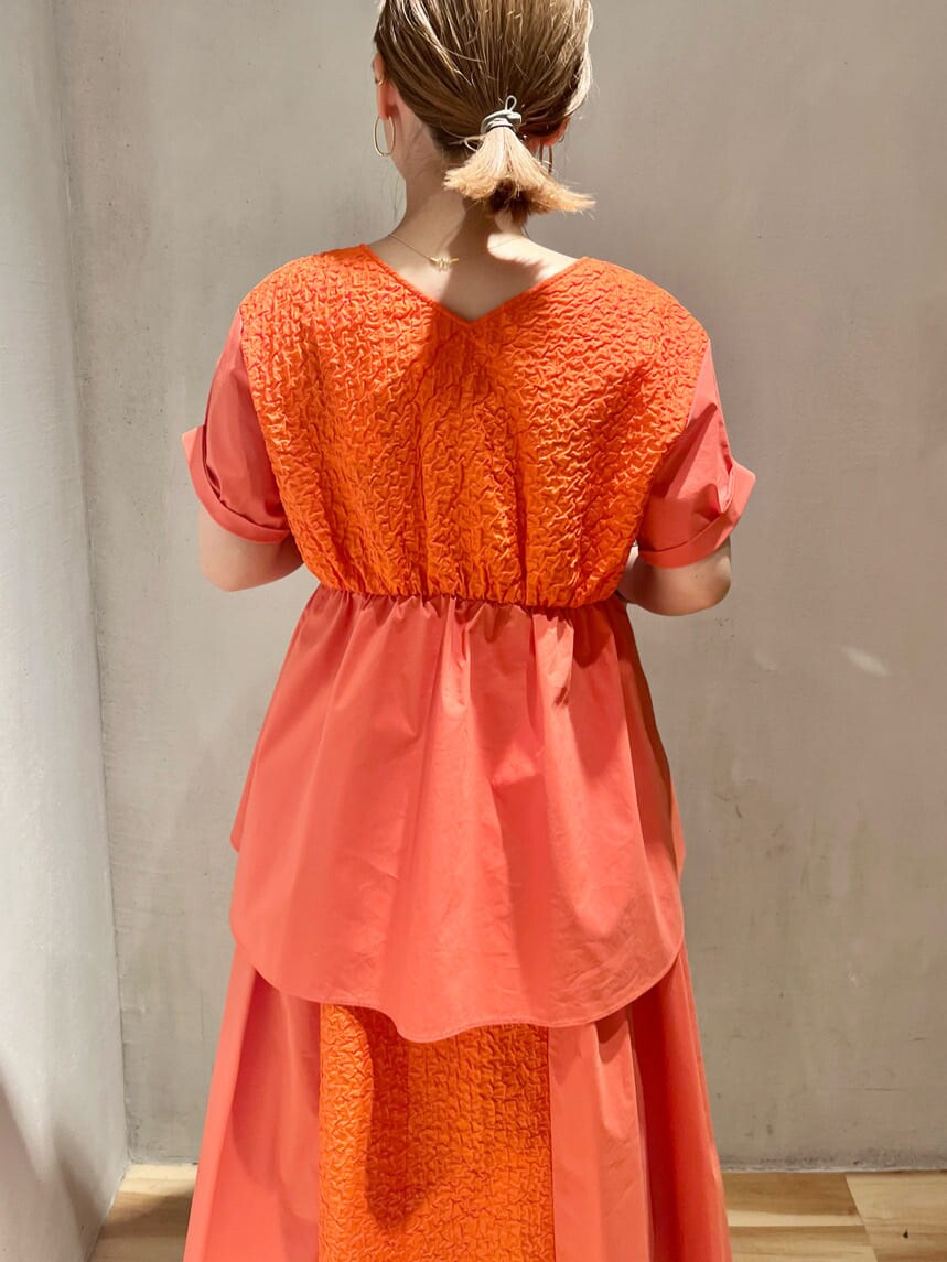 ブラック系のサンダル、レッド系のシャツ/ブラウス、レッド系のスカートを着用したレディースの夏コーディネートの4枚目の写真