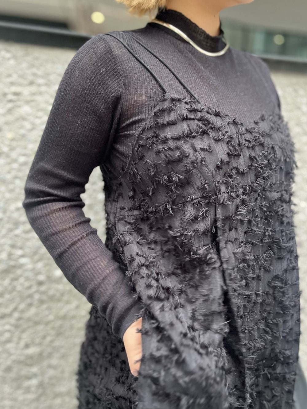 ブラック系のテーラードジャケット、ブラック系のニット/セーター、ブラック系のワンピースを着用したレディースの冬コーディネートの9枚目の写真