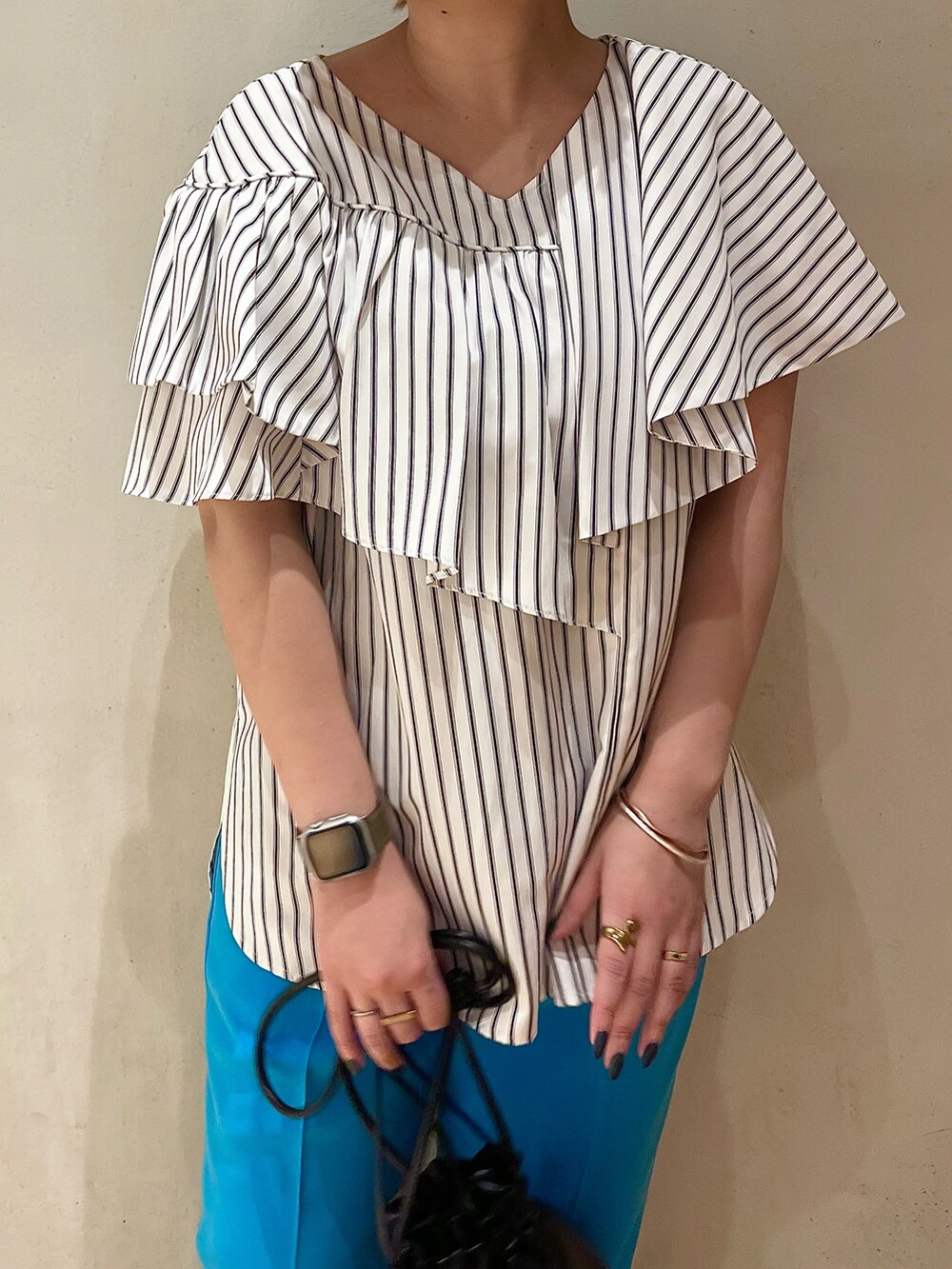 その他のシャツ/ブラウス、ブラック系のサンダル、ブルー系のその他パンツを着用したレディースの春コーディネートの4枚目の写真