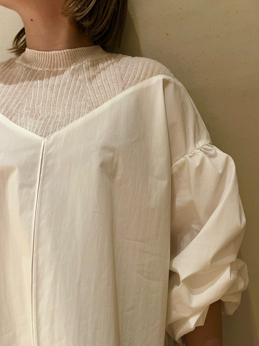 ベージュ系のショルダーバッグ、ブラック系のスニーカー、ブラック系のその他パンツを着用したレディースの冬コーディネートの4枚目の写真