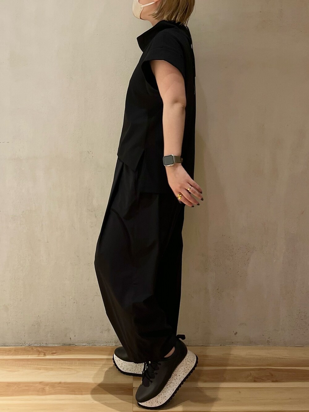 ブラック系のTシャツ/カットソー、ブラック系のその他パンツ、ブラック系のスニーカーを着用したレディースの夏コーディネートの2枚目の写真