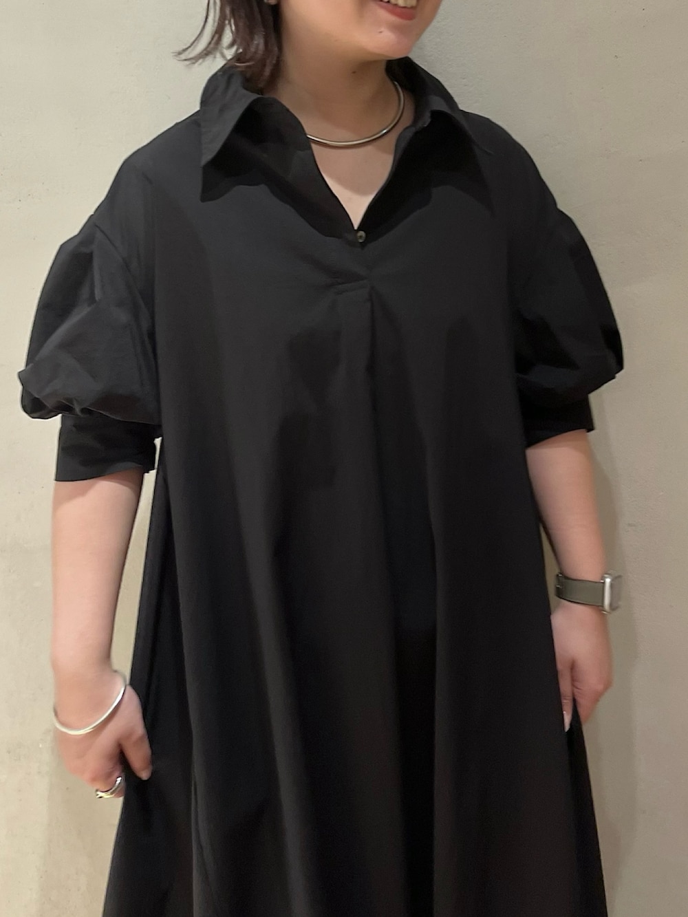 ブラック系のワンピースを着用したレディースの夏コーディネートの5枚目の写真