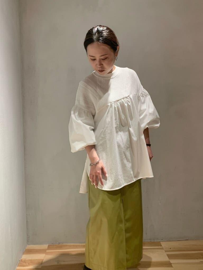 ホワイト系のシャツ/ブラウス、ベージュ系のスカートを着用したレディースの秋コーディネートの3枚目の写真