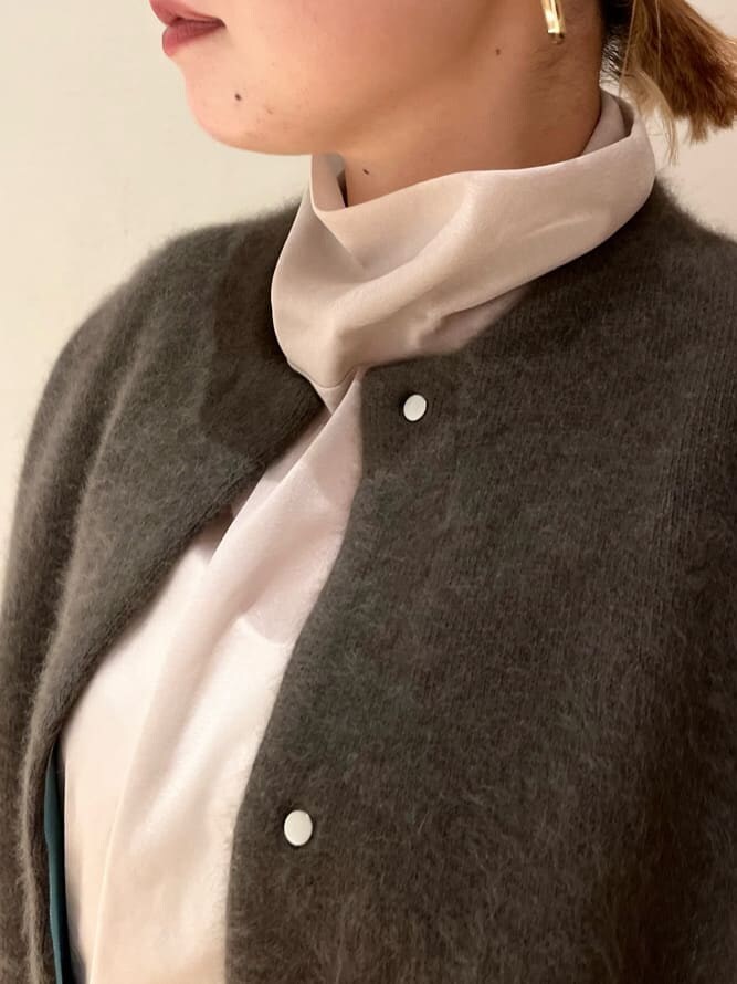 ブルー系のその他パンツ、ベージュ系のショルダーバッグ、ベージュ系のその他アウターを着用したレディースの秋コーディネートの8枚目の写真