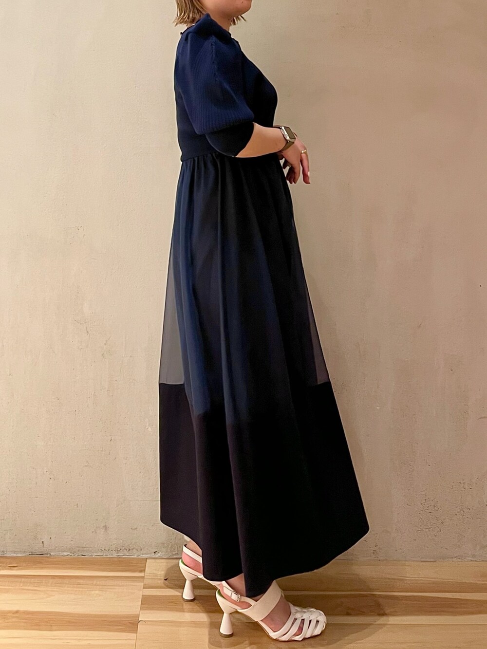 ブルー系のワンピース、ホワイト系のサンダルを着用したレディースの冬コーディネートの2枚目の写真