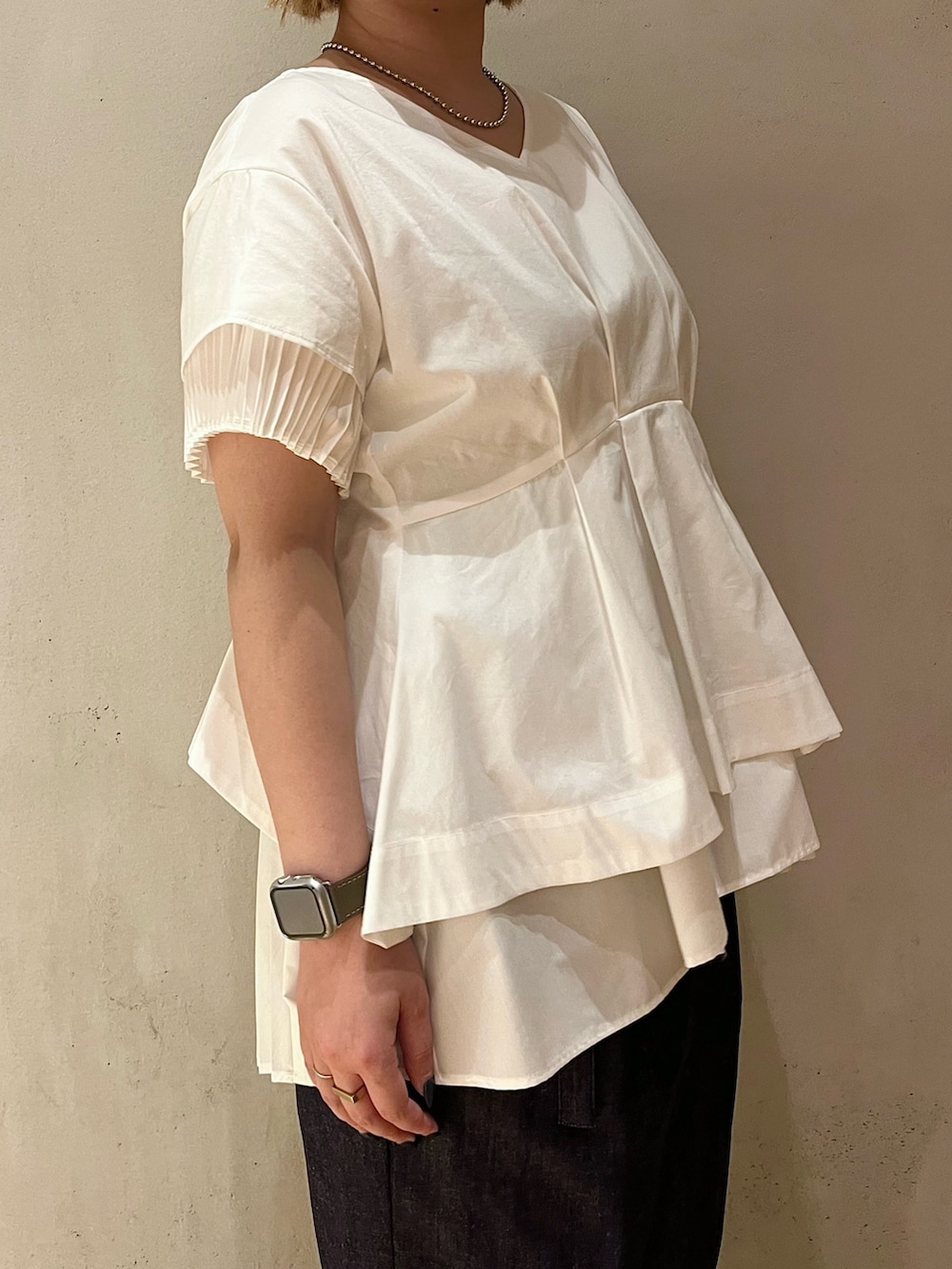 ホワイト系のシャツ/ブラウス、ブルー系のスカート、グレー系のスニーカーを着用したレディースの春コーディネートの5枚目の写真