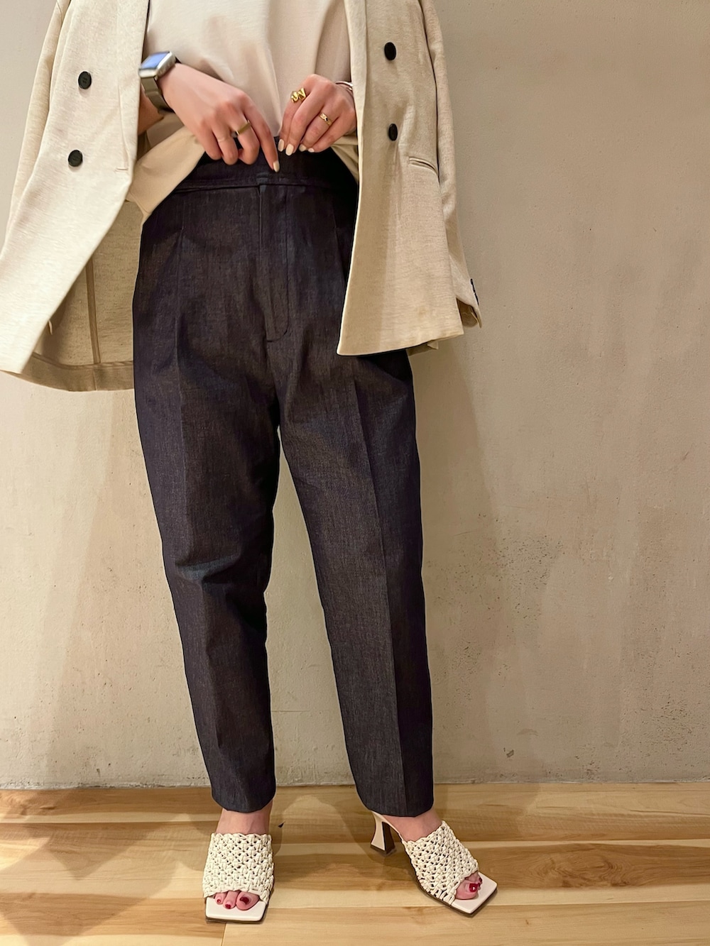 ホワイト系のサンダル、ホワイト系のTシャツ/カットソー、ブルー系のその他パンツを着用したレディースの春コーディネートの6枚目の写真