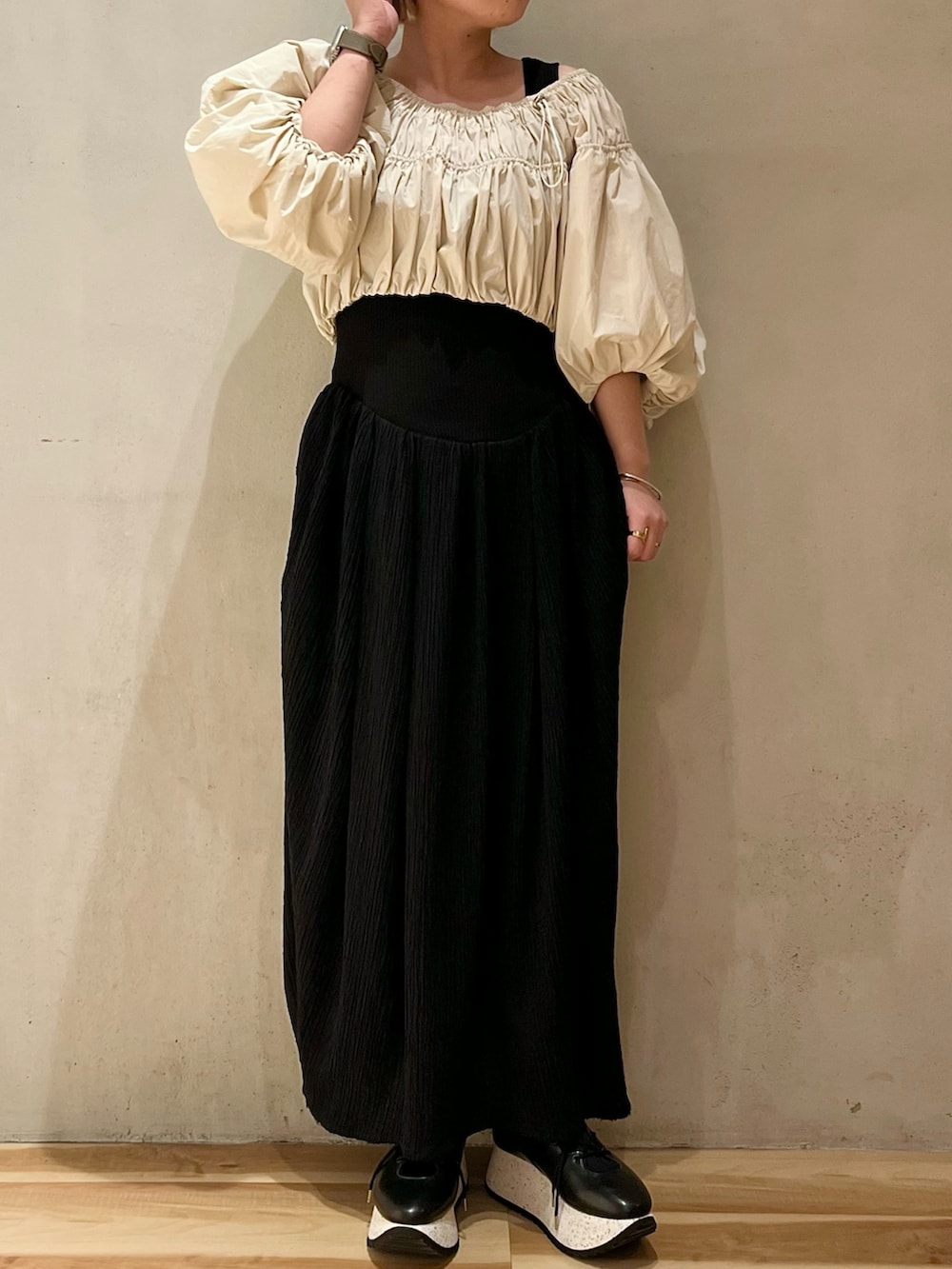 ブラック系のワンピース、ブラック系のスニーカーを着用したレディースの春コーディネートの4枚目の写真