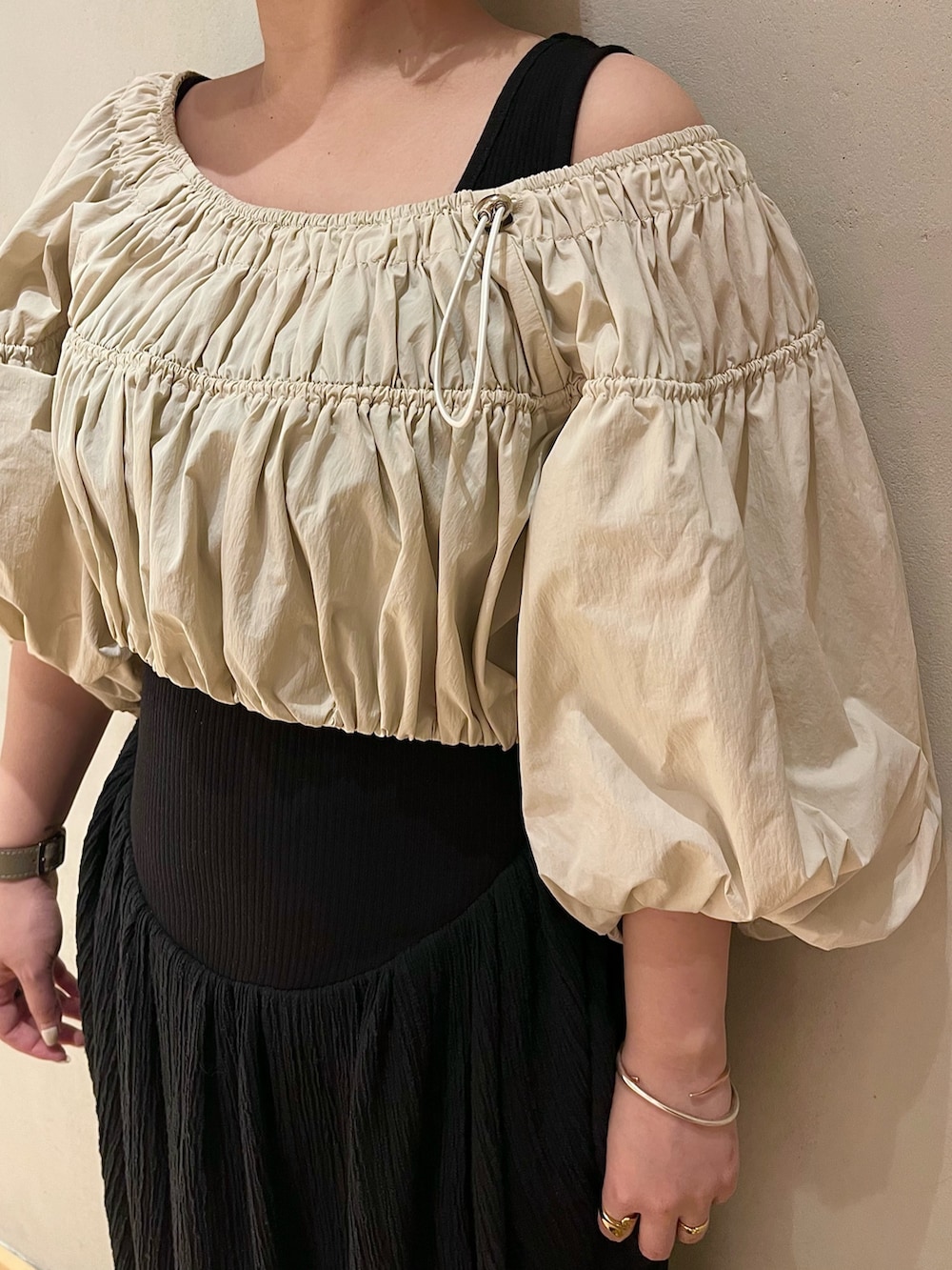 ブラック系のワンピース、ブラック系のスニーカーを着用したレディースの春コーディネートの5枚目の写真