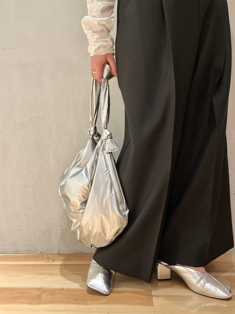 ブラック系のつなぎ/オールインワン、ホワイト系のTシャツ/カットソー、シルバー系のショルダーバッグを着用したレディースの冬コーディネートの8枚目の写真