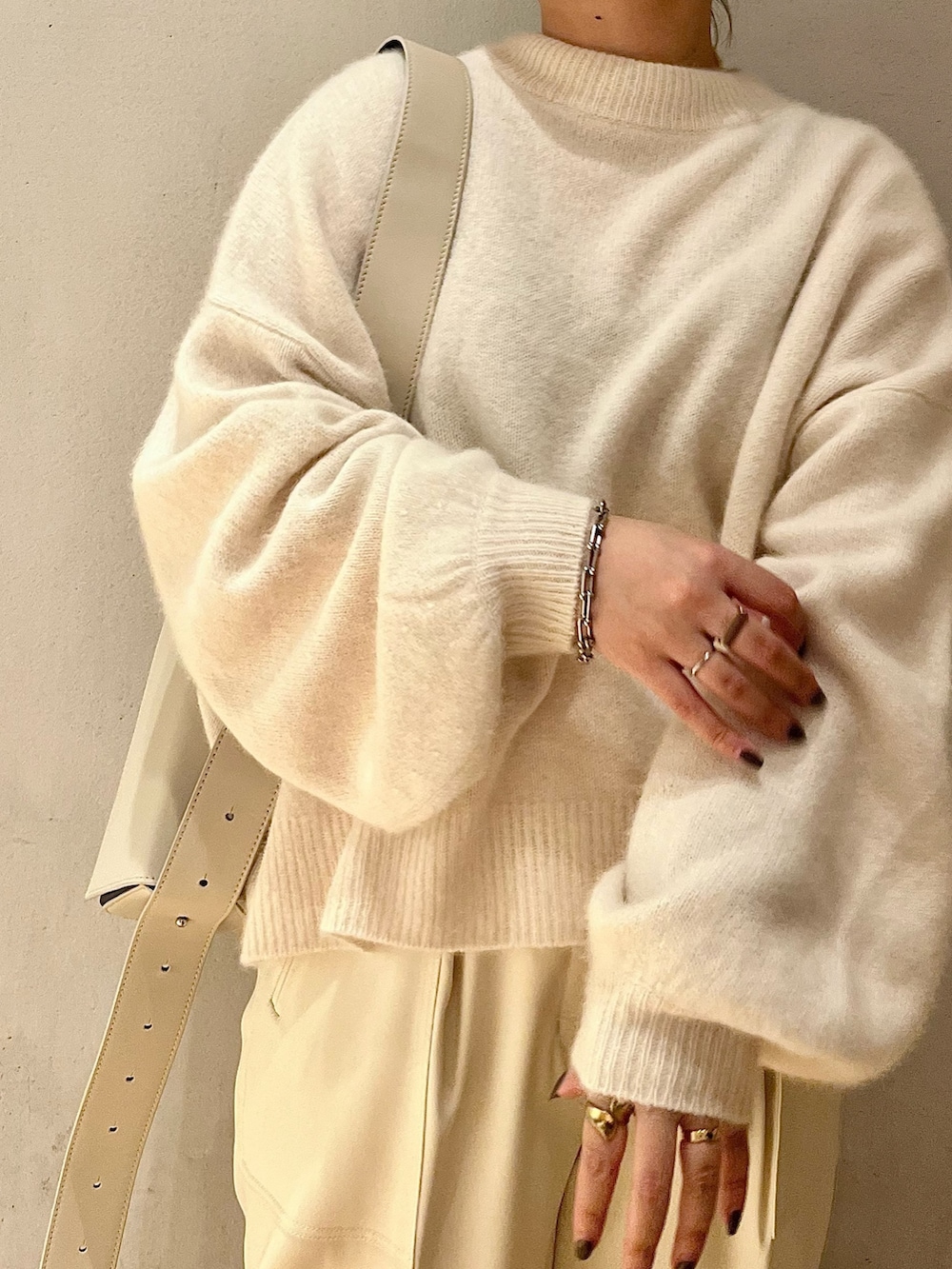 ホワイト系のニット/セーター、ホワイト系のその他パンツ、ベージュ系のブーツを着用したレディースの秋コーディネートの5枚目の写真