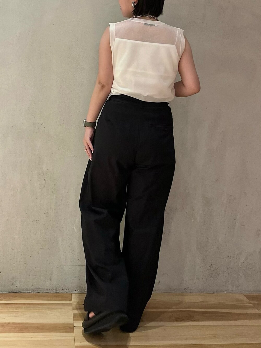 ホワイト系のタンクトップ、ブラック系のその他パンツ、ブラック系のサンダルを着用したレディースの春コーディネートの3枚目の写真