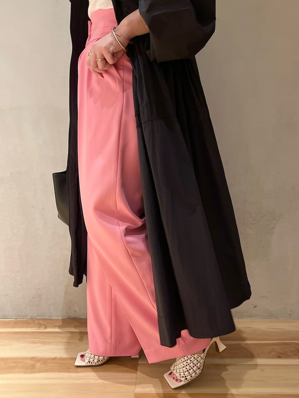 ブラック系のハンドバッグ、ホワイト系のニット/セーター、ピンク系のその他パンツを着用したレディースの冬コーディネートの8枚目の写真