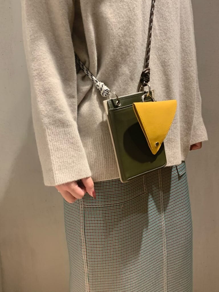 ブラウン系のショルダーバッグ、その他のスカート、ベージュ系のニット/セーターを着用したレディースの秋コーディネートの5枚目の写真