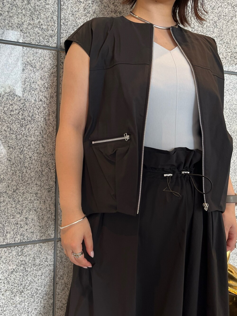 ブラック系のシャツ/ブラウス、グレー系のタンクトップ、ブラック系のスカートを着用したレディースの夏コーディネートの7枚目の写真