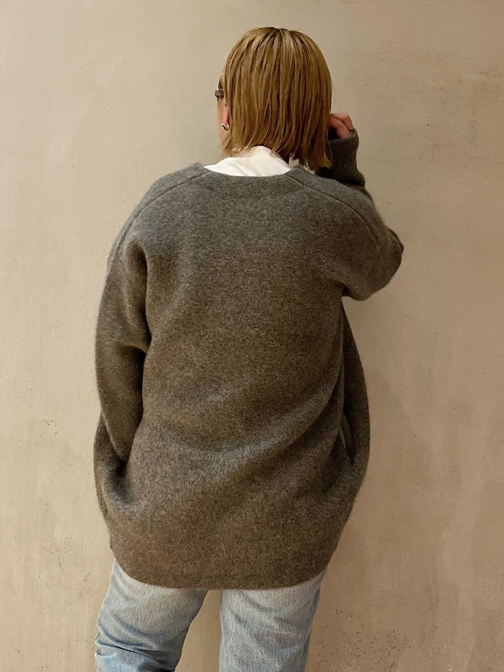 グレー系のノーカラージャケット、ホワイト系のTシャツ/カットソーを着用したレディースの夏コーディネートの6枚目の写真