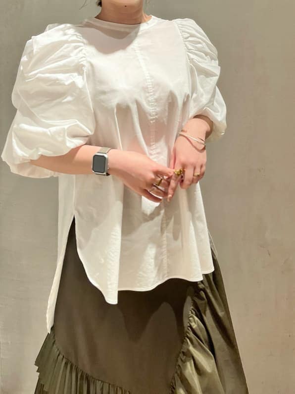 ブラック系のサンダル、ホワイト系のシャツ/ブラウス、ベージュ系のスカートを着用したレディースの夏コーディネートの4枚目の写真