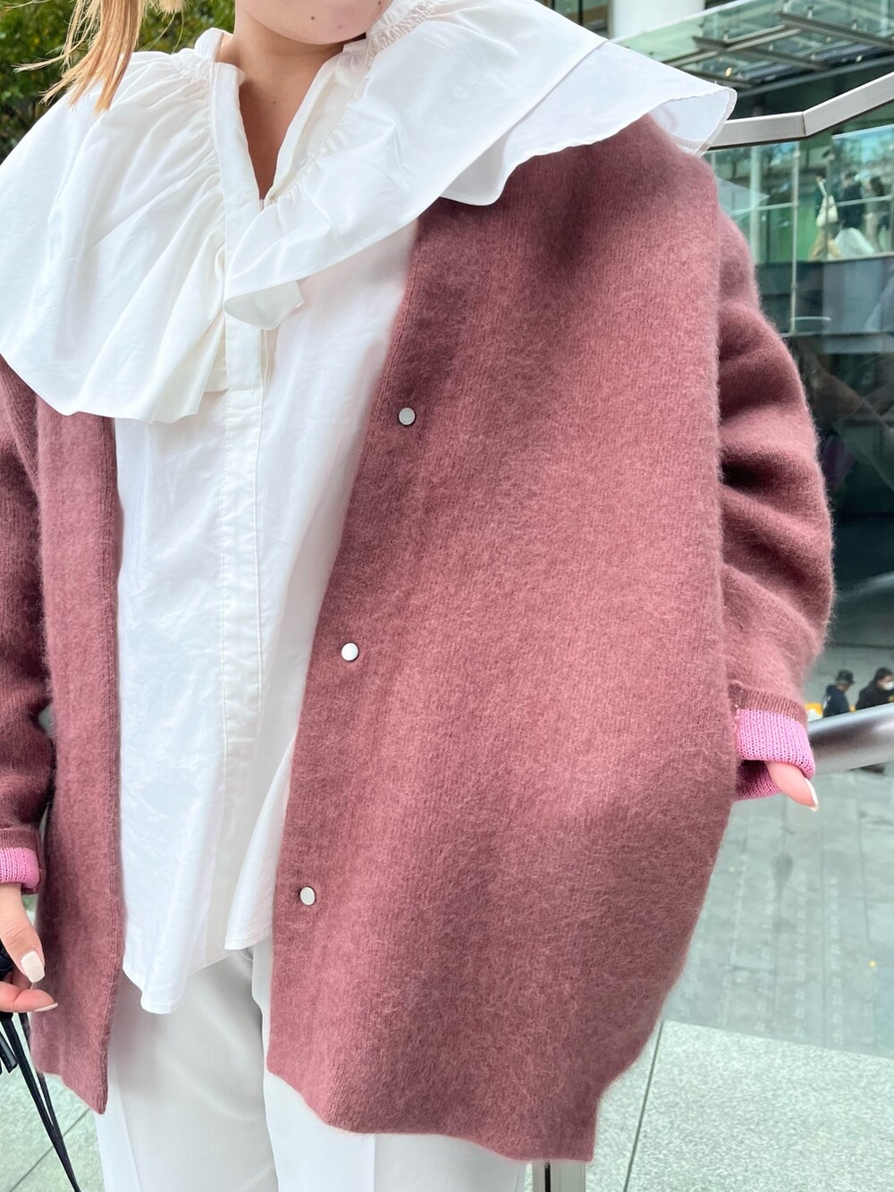 ホワイト系のシャツ/ブラウス、レッド系のその他アウター、グレー系のその他パンツを着用したレディースの秋コーディネートの5枚目の写真