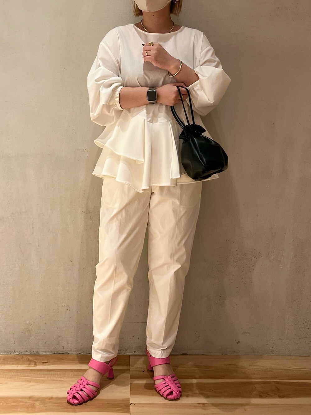 ホワイト系のシャツ/ブラウス、ホワイト系のその他パンツ、ピンク系のサンダルを着用したレディースの春コーディネートの4枚目の写真
