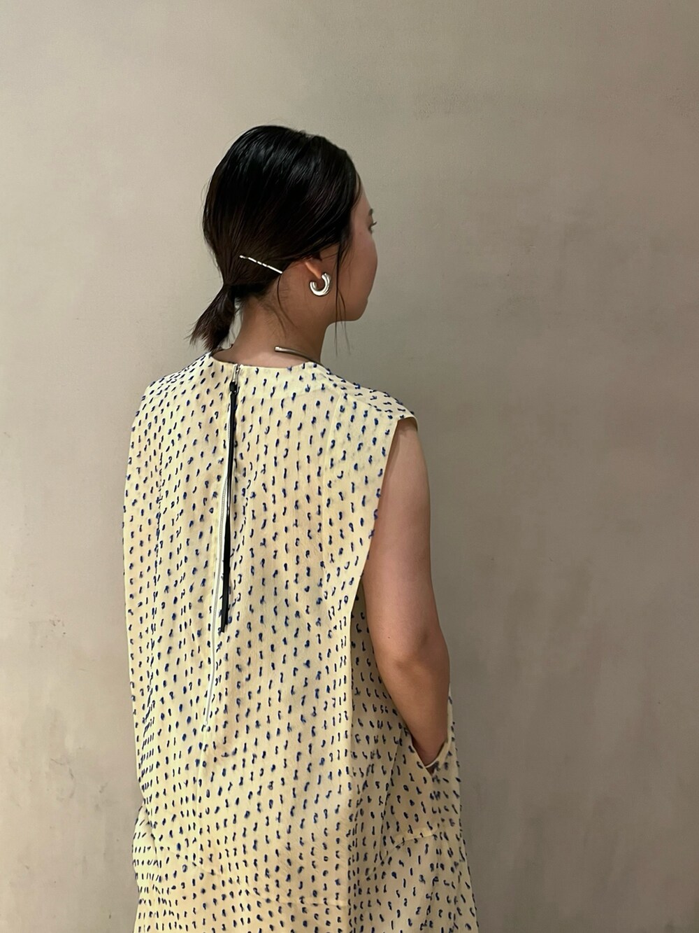 ホワイト系のワンピース、ブラック系のサンダルを着用したレディースの夏コーディネートの5枚目の写真