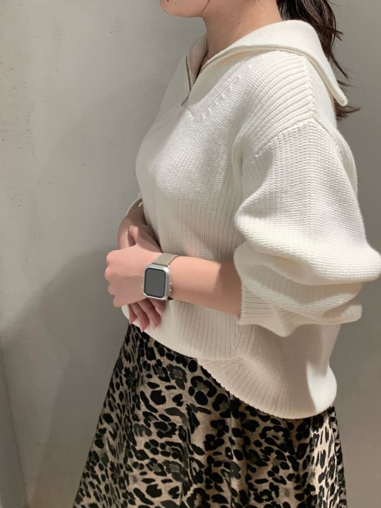 その他のスカート、ブラック系のブーツ、ホワイト系のニット/セーターを着用したレディースの秋コーディネートの5枚目の写真