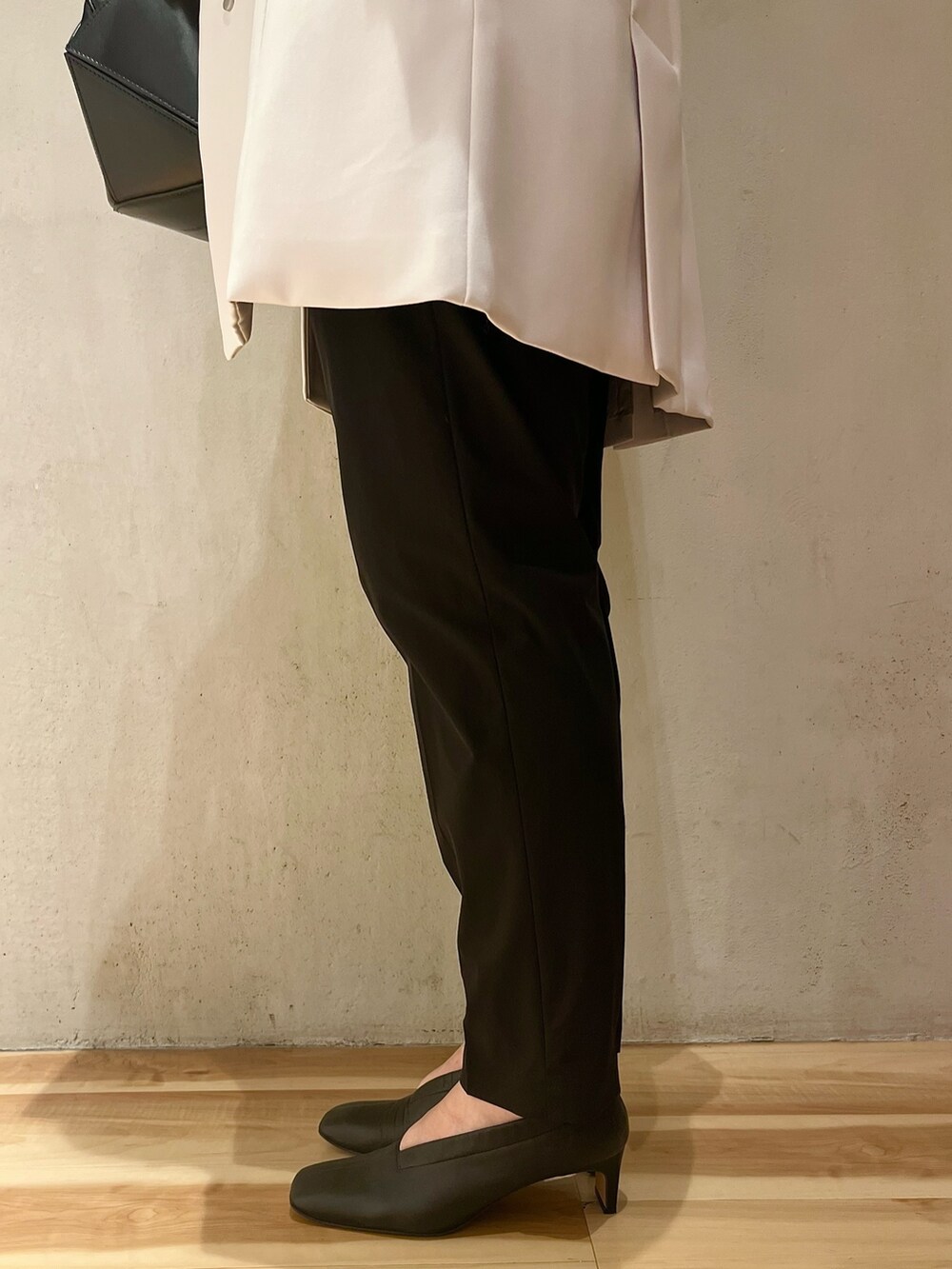 ホワイト系のシャツ/ブラウス、ブラック系のその他パンツ、ブラック系のハンドバッグを着用したレディースの春コーディネートの7枚目の写真