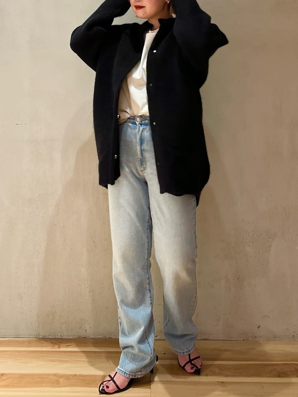 ホワイト系のTシャツ/カットソー、ブラック系のノーカラージャケットを着用したレディースの夏コーディネートの3枚目の写真