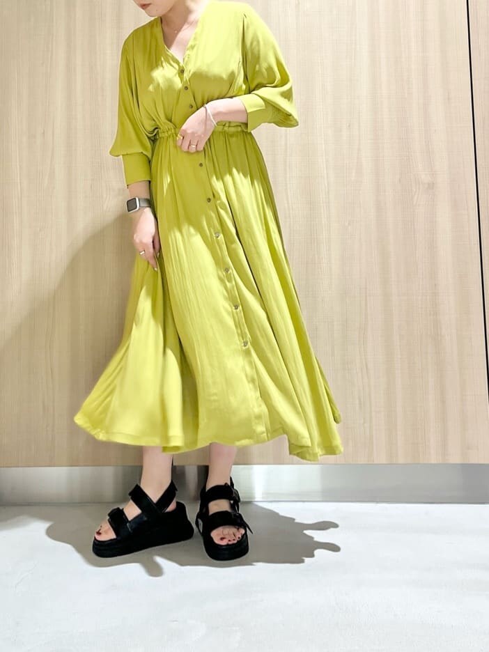ブラック系のサンダル、イエロー系のワンピースを着用したレディースの春コーディネートの3枚目の写真