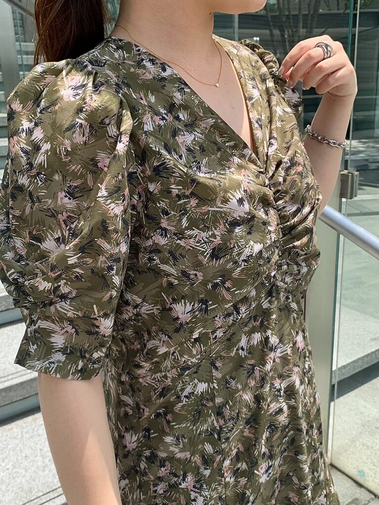 ブラック系のサンダル、ベージュ系のワンピースを着用したレディースの夏コーディネートの3枚目の写真