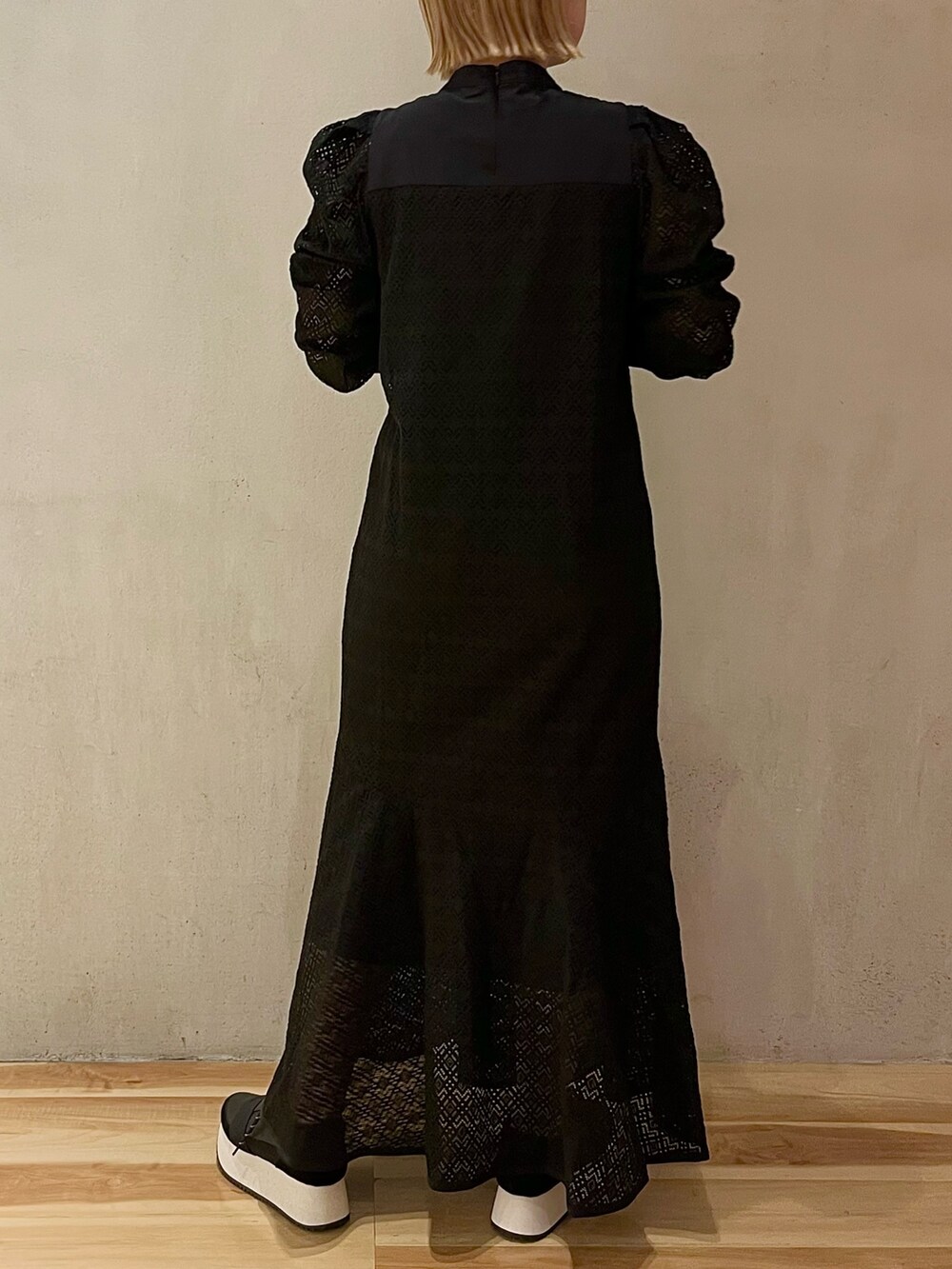 ベージュ系のブルゾン、ブラック系のスニーカー、ブラック系のワンピースを着用したレディースの春コーディネートの8枚目の写真