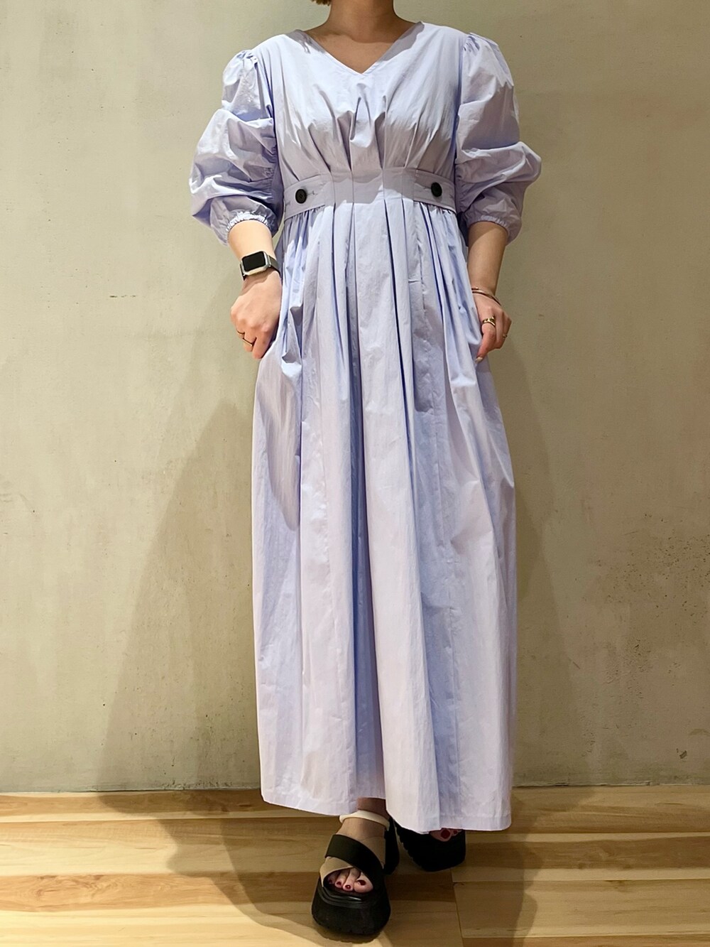 その他のサンダル、ブルー系のワンピースを着用したレディースの春コーディネートの4枚目の写真