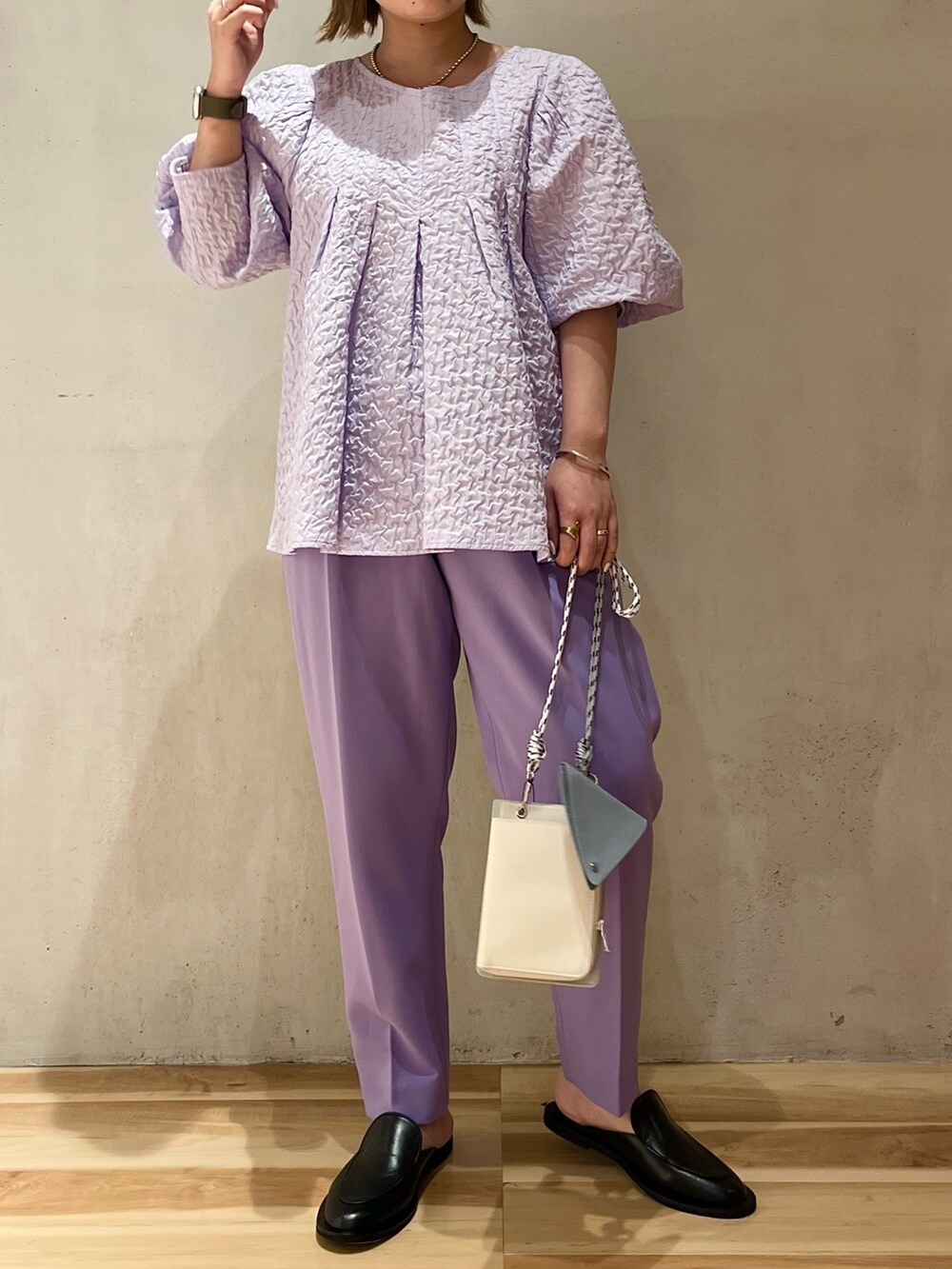 グレー系のショルダーバッグ、ブルー系のデニムジャケット、パープル系のその他パンツを着用したレディースの冬コーディネートの5枚目の写真