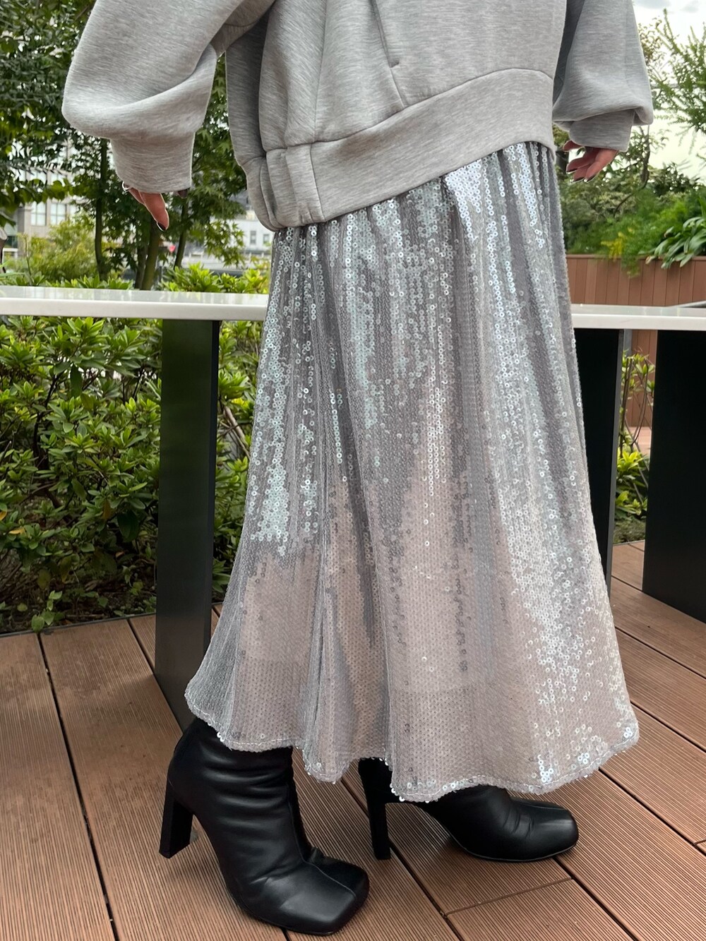 ブラウン系のカーディガン/ボレロ、グレー系のワンピース、ブラック系のブーツを着用したレディースの秋コーディネートの9枚目の写真