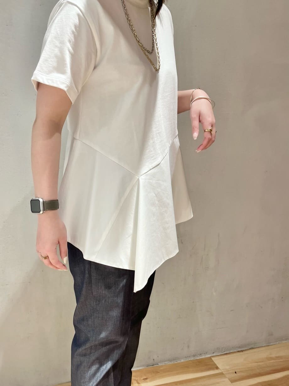 ホワイト系のTシャツ/カットソー、グリーン系のブルゾン、ブルー系のその他パンツを着用したレディースの春コーディネートの5枚目の写真