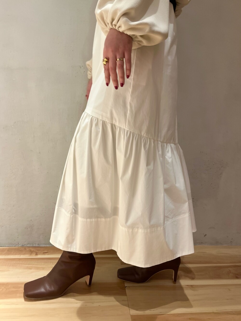 ホワイト系のワンピース、グリーン系のニット/セーターを着用したレディースの冬コーディネートの8枚目の写真