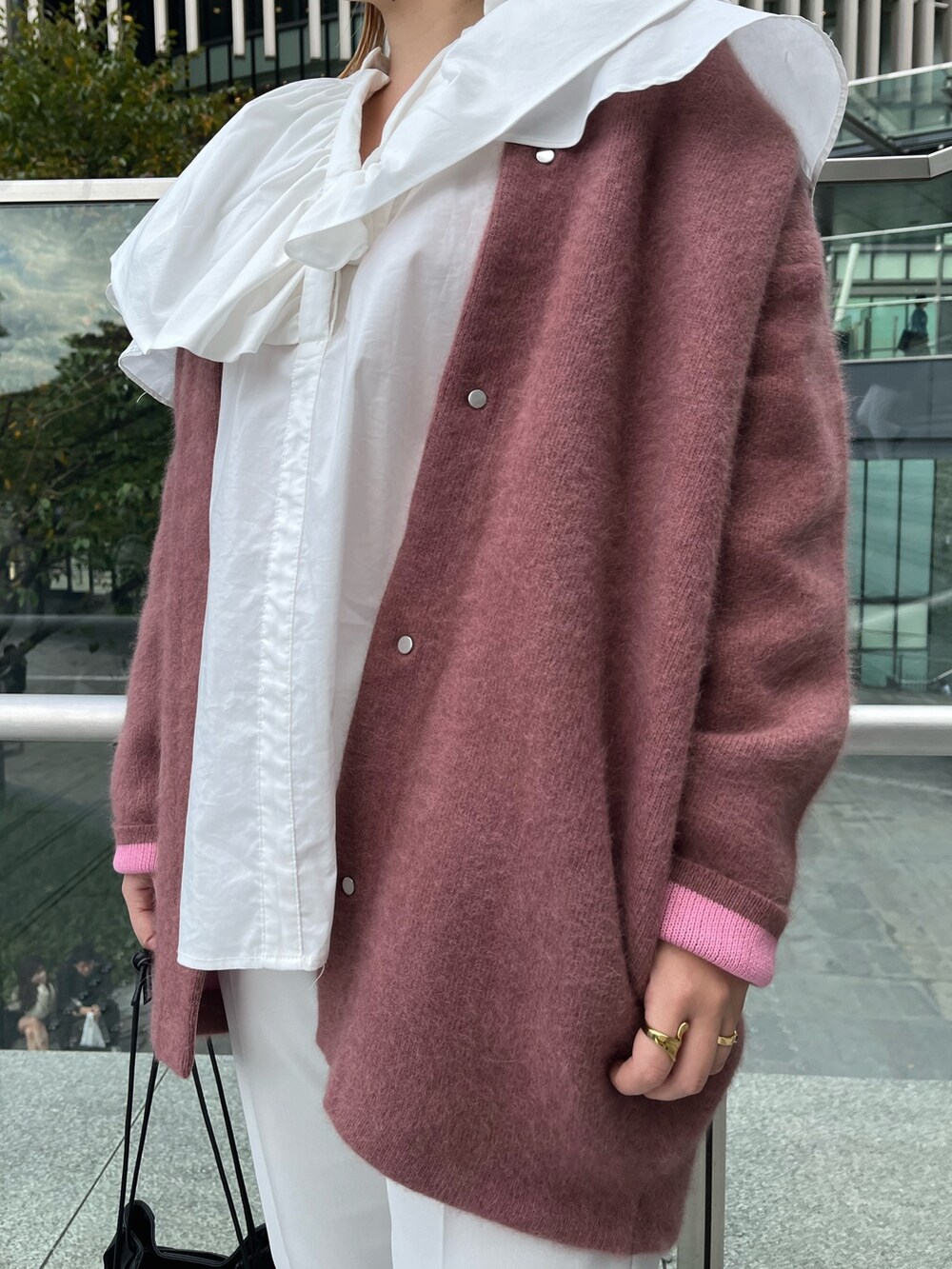 ホワイト系のシャツ/ブラウス、レッド系のその他アウター、グレー系のその他パンツを着用したレディースの秋コーディネートの6枚目の写真