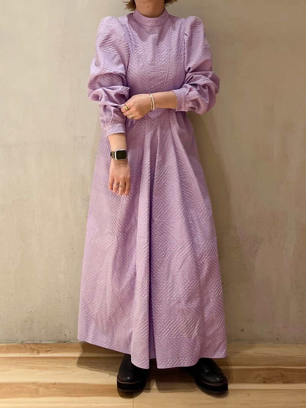 グリーン系のブルゾン、パープル系のワンピースを着用したレディースの春コーディネートの6枚目の写真