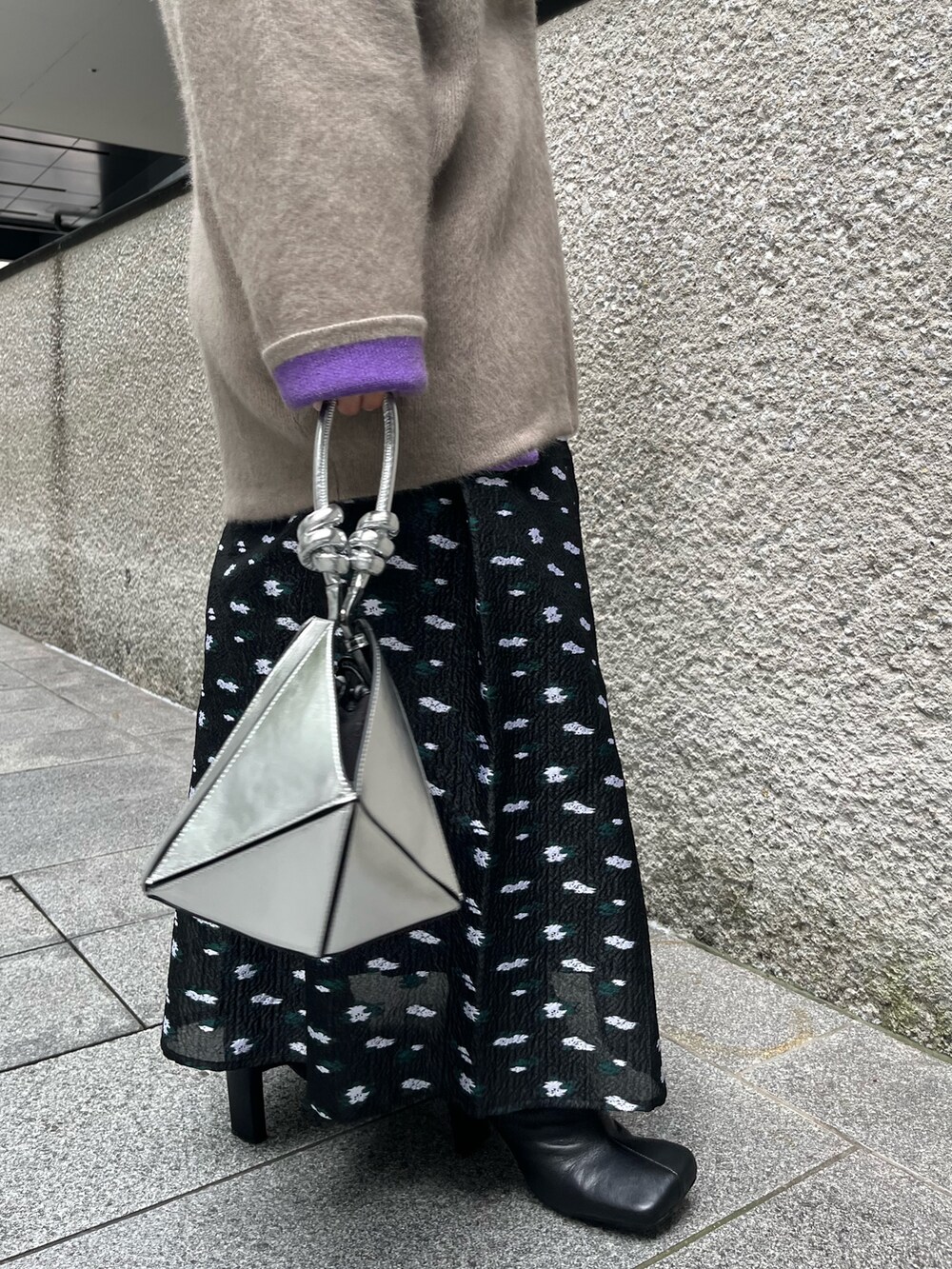 ベージュ系のカーディガン/ボレロ、その他のスカート、ブラック系のブーツを着用したレディースの夏コーディネートの8枚目の写真