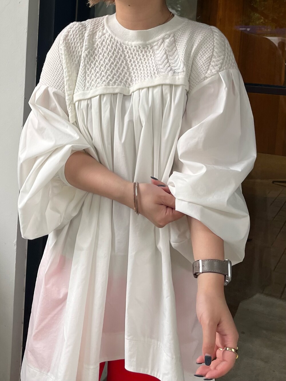 ホワイト系のシャツ/ブラウス、レッド系のその他パンツを着用したレディースの夏コーディネートの5枚目の写真