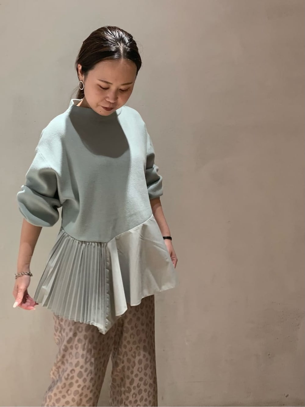 その他のその他パンツ、ブラック系のブーツ、ブルー系のニット/セーターを着用したレディースの秋コーディネートの3枚目の写真