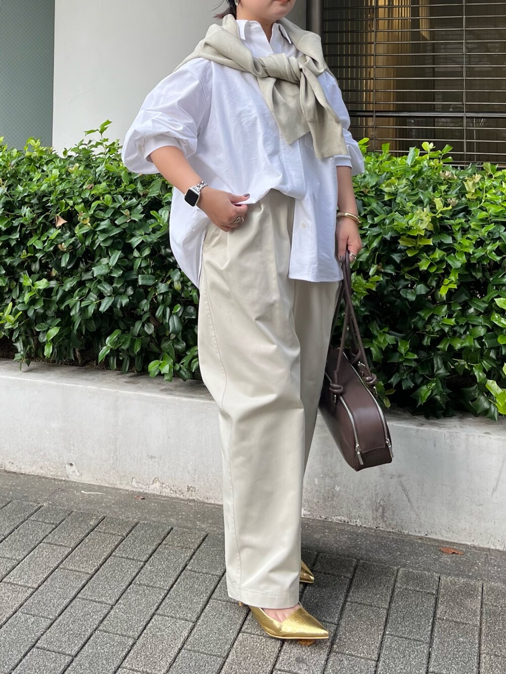 ベージュ系のカーディガン/ボレロ、ホワイト系のシャツ/ブラウス、ホワイト系のその他パンツを着用したレディースの秋コーディネートの2枚目の写真