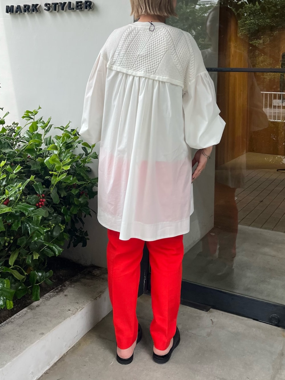 ホワイト系のシャツ/ブラウス、レッド系のその他パンツを着用したレディースの夏コーディネートの4枚目の写真